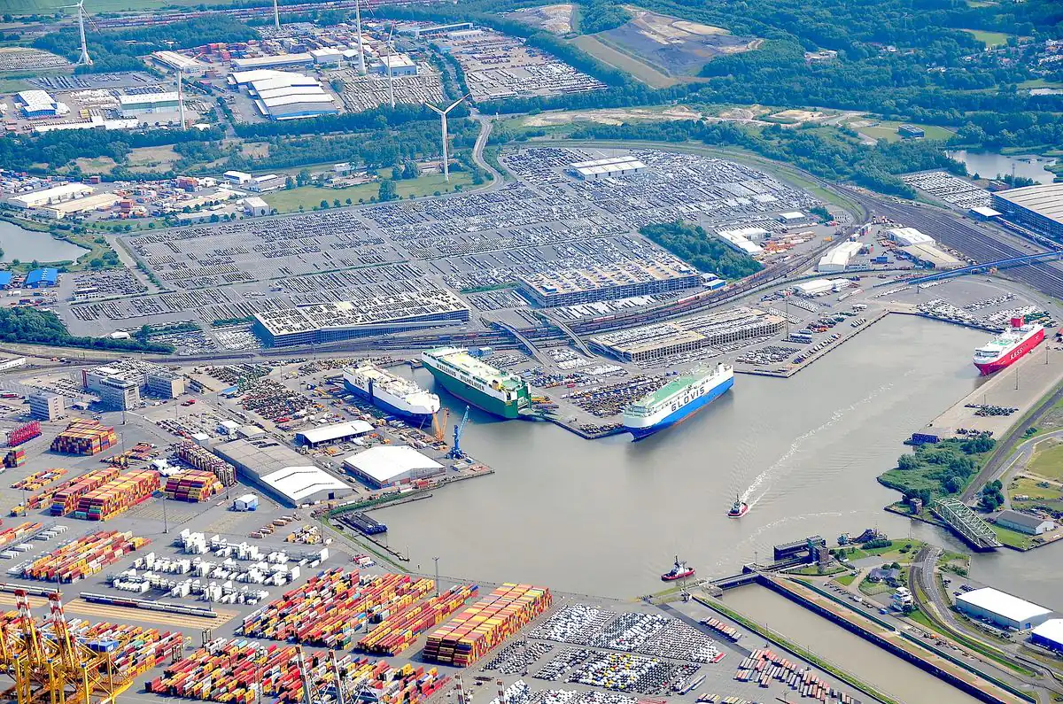 Az Autoport Bremerhaven autóexport-terminál légi felvételen, 2019. június. Archív felvétel.
