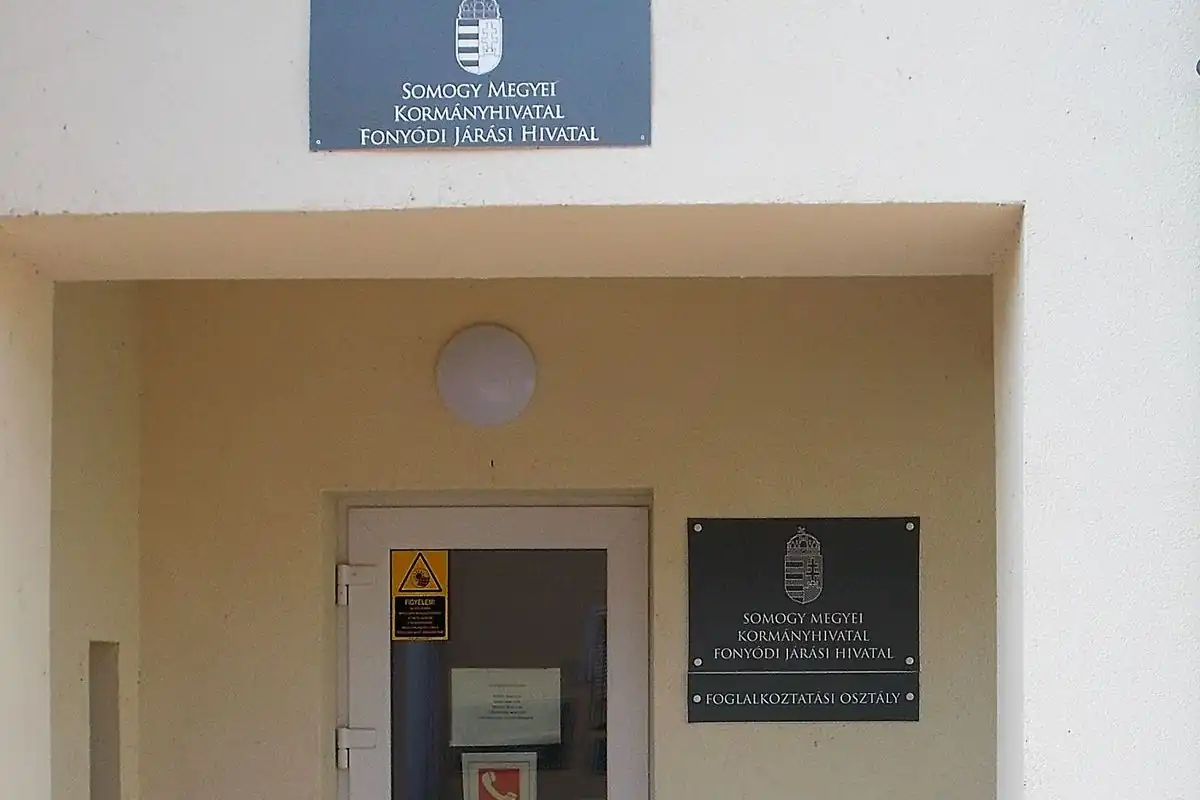 A Somogy Megyei Kormányhivatal foglalkoztatási osztályának bejárata Balatonbogláron, 2018. Archív felvétel.